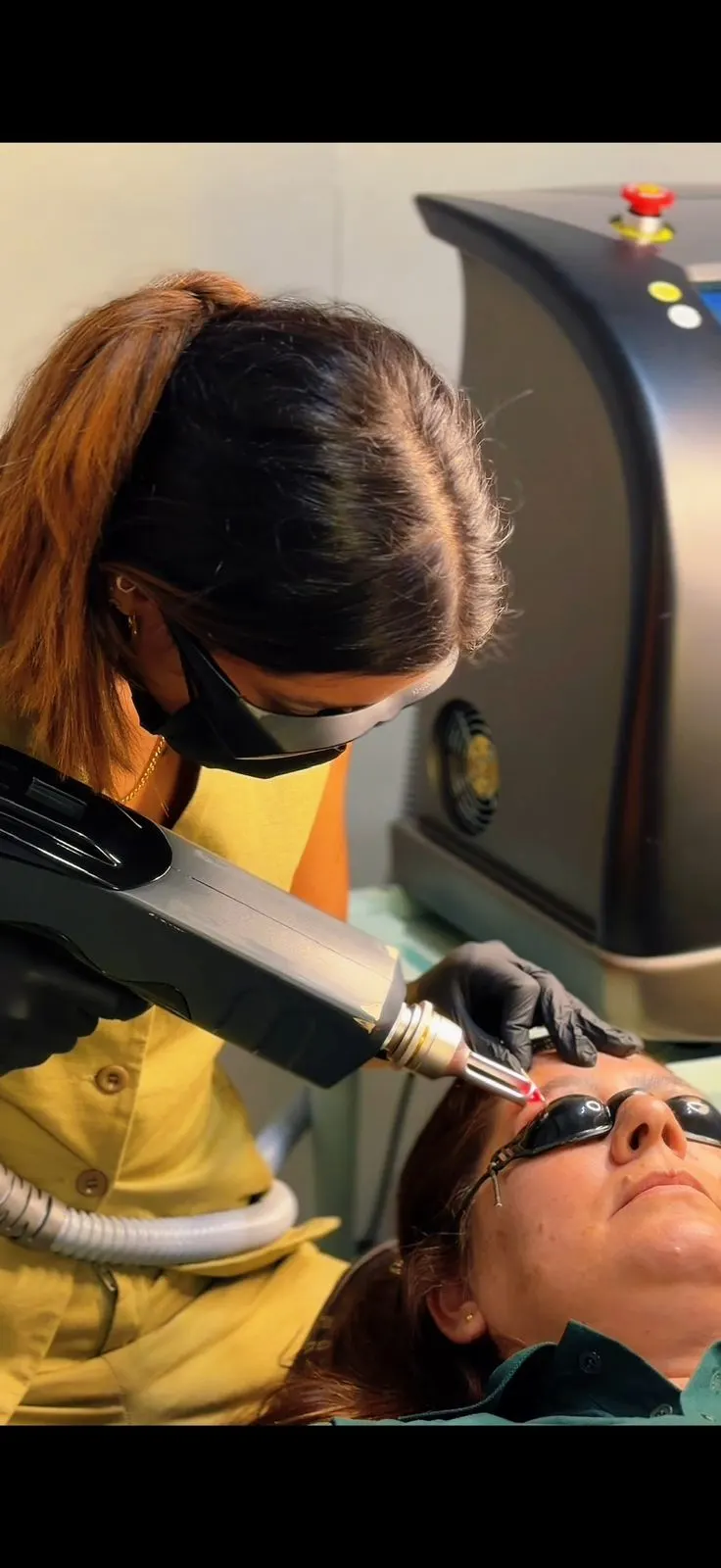 Gabriela Paschoal realizando sessão de remoção a laser